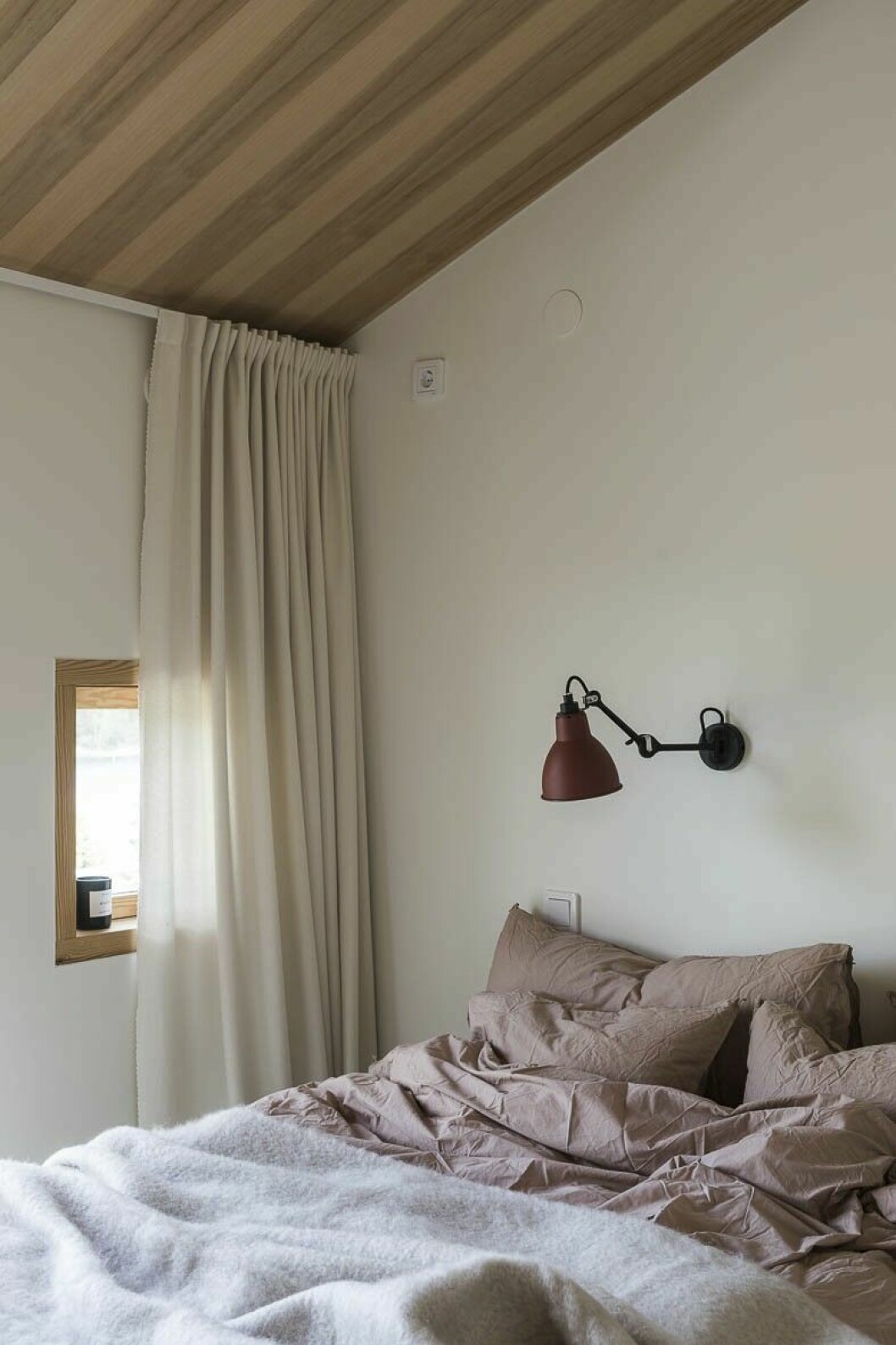 Sänglampan är den tidlösa modellen från Lampe Gras som produceras av DCW Editions.