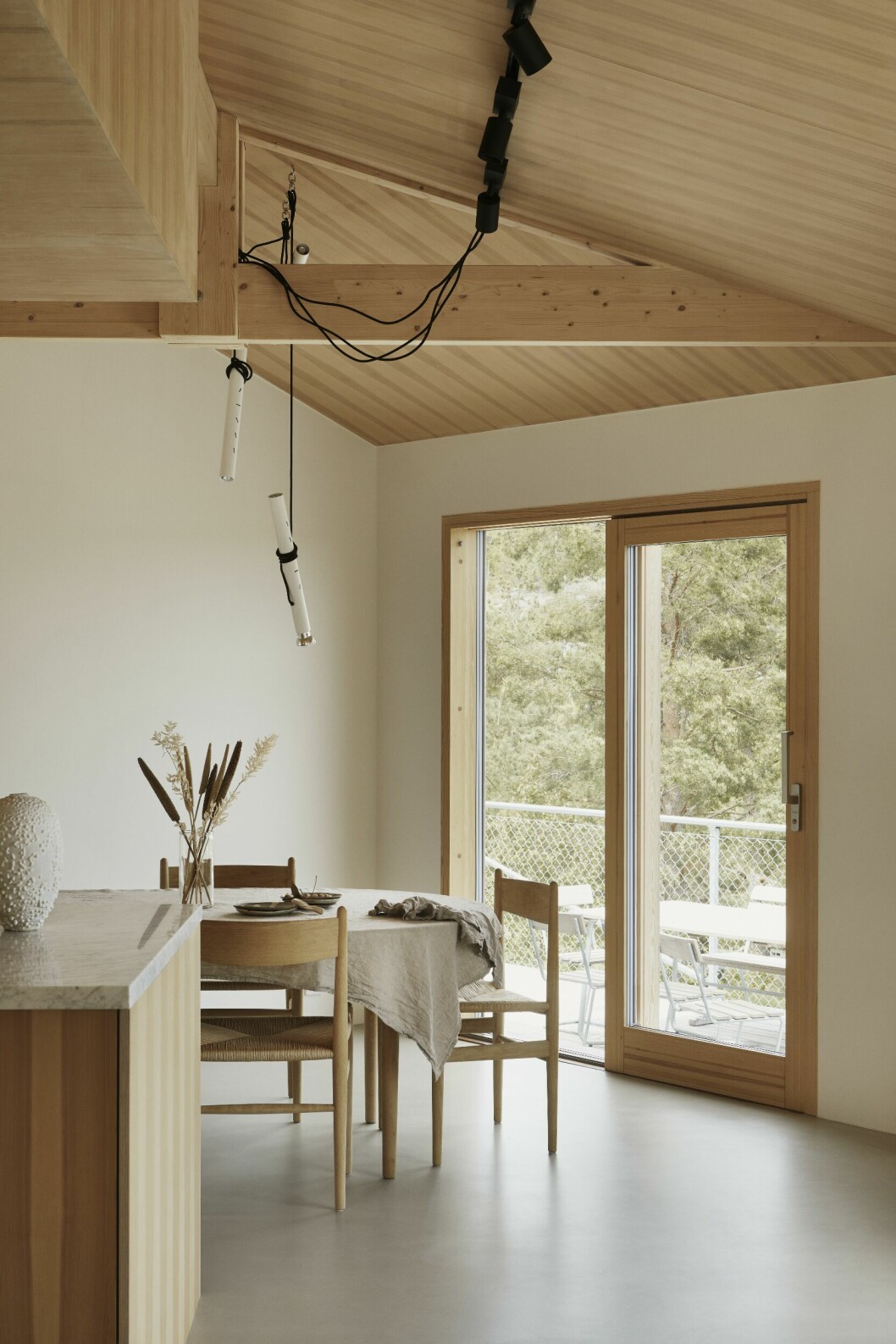 Villa Viken i Stockholms skärgård har fått en komplett ansiktslyftning i trä och betong av arkitekten Leo Beccari och hans medarbetare på arkitektkontoret Vida. För att skapa rymd och luftighet togs hela den gamla inredningen bort.