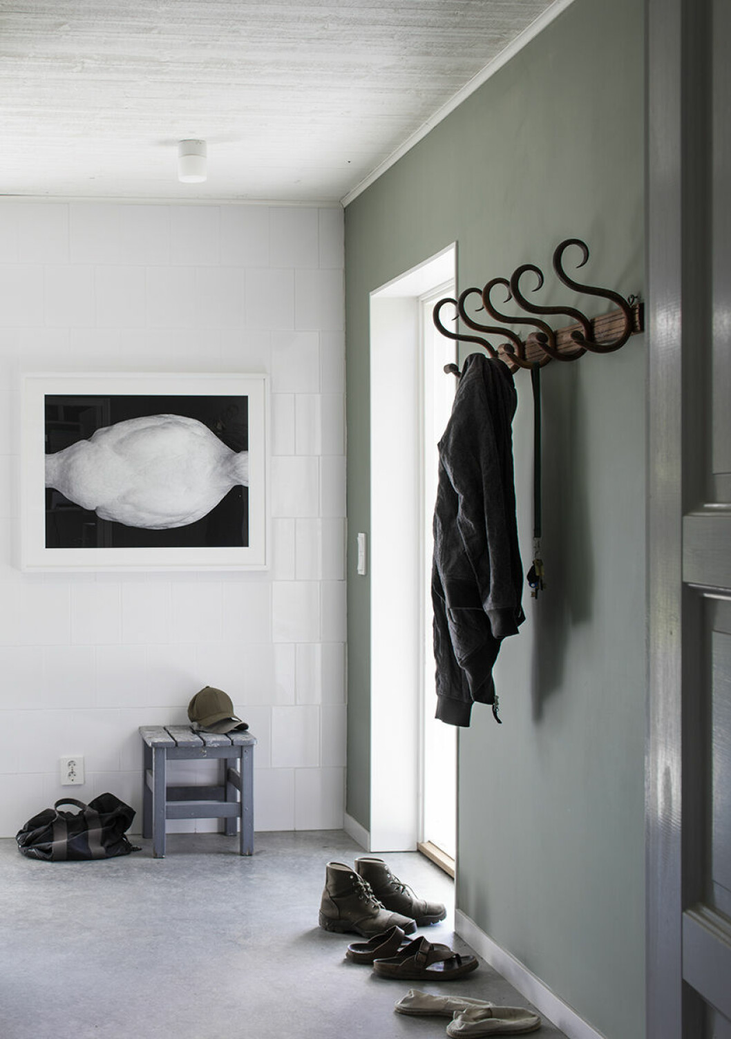 Hall med antik hängare från Thonet, köpt i Frankrike, målad i rosa, men renoverad. Fotografi av en snöripa av Charlie Drevstam. Pall från nedlagd möbelfabrik i Bjärnum. Hall hemma hos fotografen Charlie Drevstam.