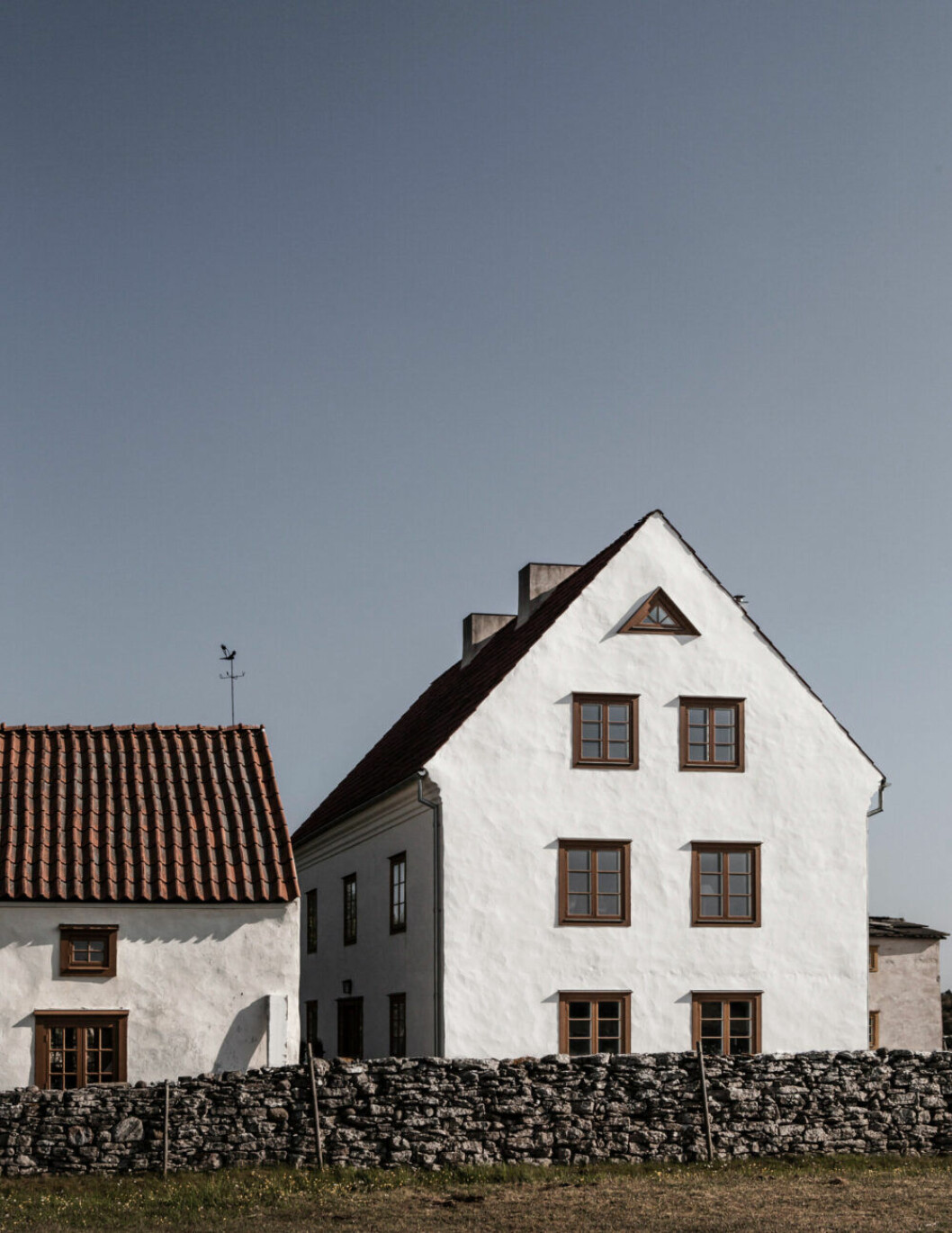 Huset är byggt av lokala material och med traditionella metoder. Väggarna är av sten med puts på in- och utsidan. Till höger bakom det stora boningshuset skymtar det lilla stenhuset som Sanna och Pontus först köpte.