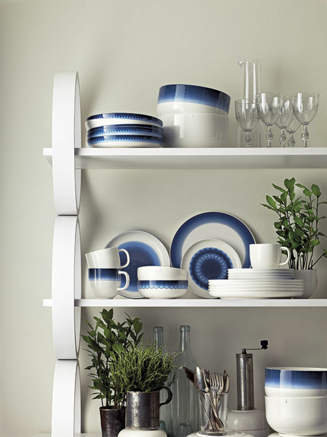 En blandning av det blåa och vita porslinet gör sig fint i hyllan. rorstrand in white in blue