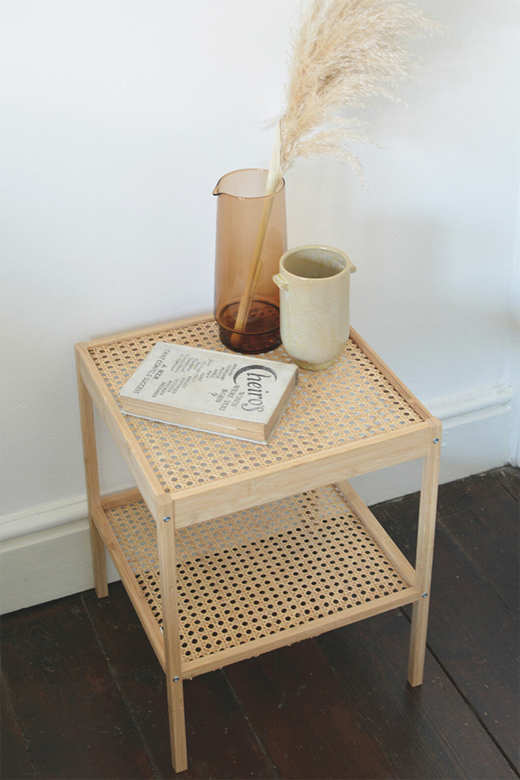 Foto & DIY: <a href="https://www.burkatron.com/2019/05/ikea-hack-nesna-rattan-table.html" target="_blank" rel="noopener">Burkatron</a> Ikeahack med rotting - sängbord