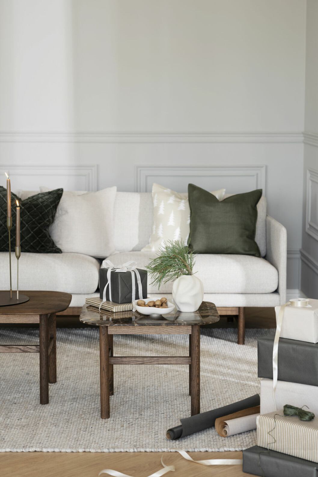 Levande ljus och en kvist i en vacker vas hör till våra favoritdetaljer i jul. minimalistiskt julpynt