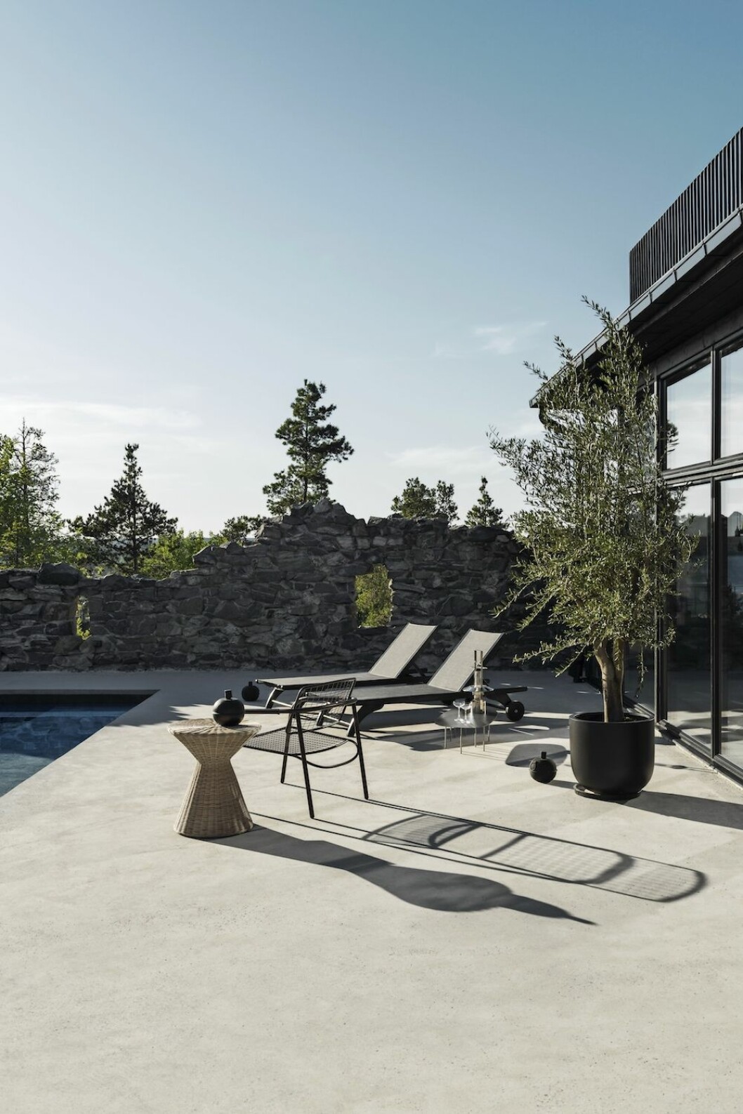 Modernism infogad i en ruin. Lowen Widman arkitekter ritade Ruin Retreats nya byggnad. Takterrass med milsvid utsikt. Ruin retreat, Nacka.