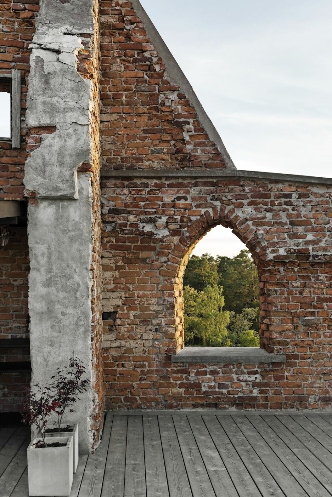 Ett paradis för solnedgångar och sena middagar. Ruinen öppnar sig mot skärgård och nordvästhimmel. Ruin retreat, Nacka.