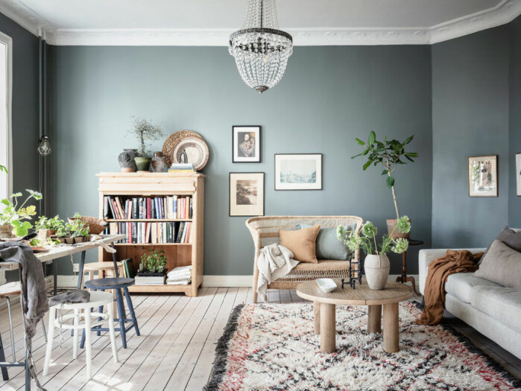 Styling: Nouvel interior Foto: Anders Bergstedt för <a href="https://entrancemakleri.se/hem-till-salu/" target="_blank" rel="noopener">Entrance mäkleri</a>/mäklare Erika Bergholm. Skapa rum i rummet genom att gruppera möbler tavlor och mattor