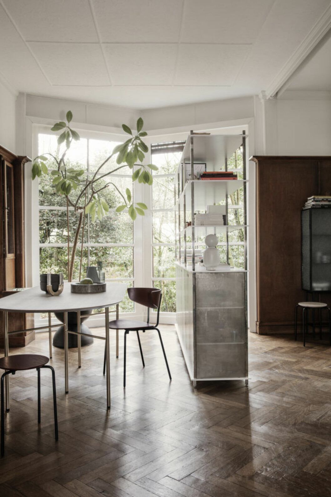 Foto: Ferm living Skapa rum i rummet med en hylla som rumsavdelare