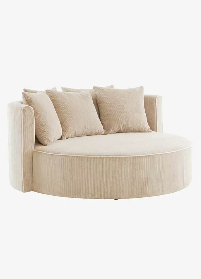 Både runda former och beige är heta inom inredningen just nu. Foto: Jotex Rund soffa i manchesterklädsel