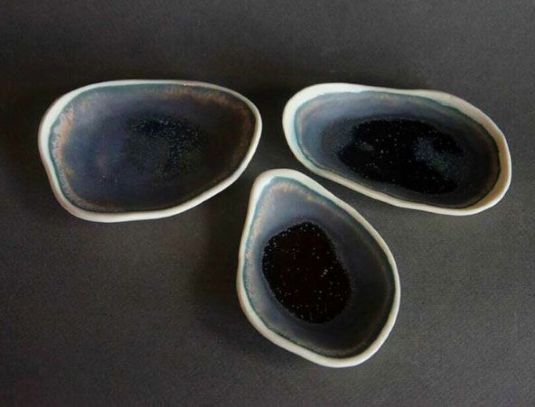 Galaxy oyster dishes, vitt porslin med blå glasyr i set om tre stycken. Foto: Rust Me Design Foto: Rust Me Design