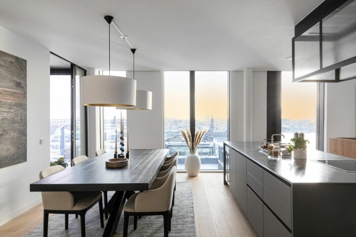 Rymligt kök och matplats perfekt för både mindre (och på sikt) större bjudningar. Rymligt kök i centrala Stockholm