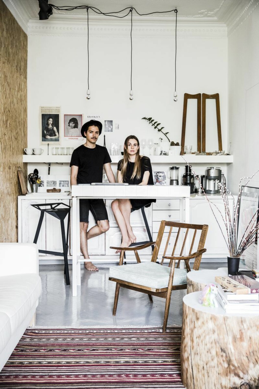 Harry och Marya i sitt kök. Barstolarna är Konstantin Grcics Stool One. Det smala barbordet har Harry ritat själv. Ryskt designhem av Isabelle mcallister
