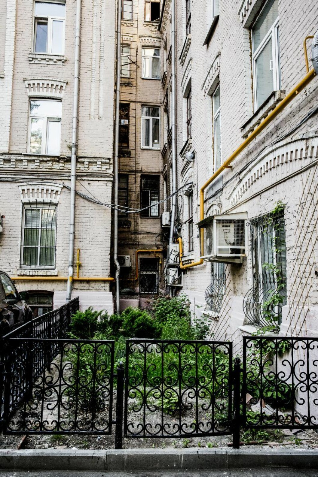 »I Moskva gäller det att övertala hyresvärden om man vill bygga om. Min värd har inte sett hur det ser ut hos oss. Men hon är lite av en hippie som bor i Los Angeles – jag tror nog att hon skulle tycka om det.« Ryskt designhem av Isabelle mcallister_10