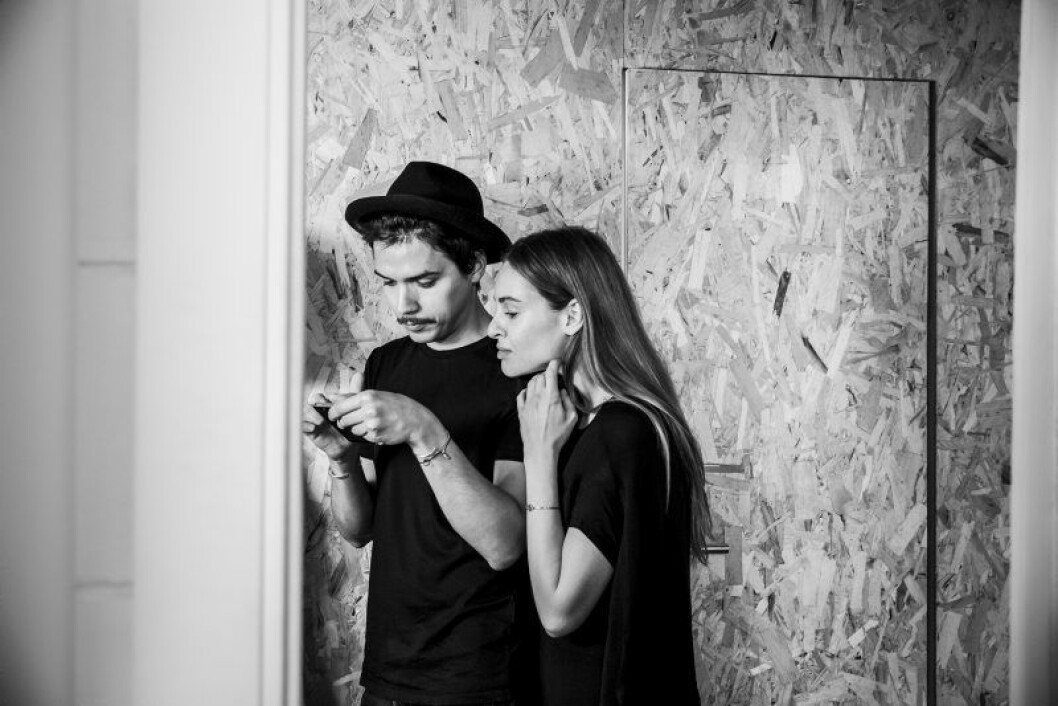 Harry och Marya kollar Instagram, deras är @harrynuriev & @maryakacharava. Ryskt designhem av Isabelle mcallister_7