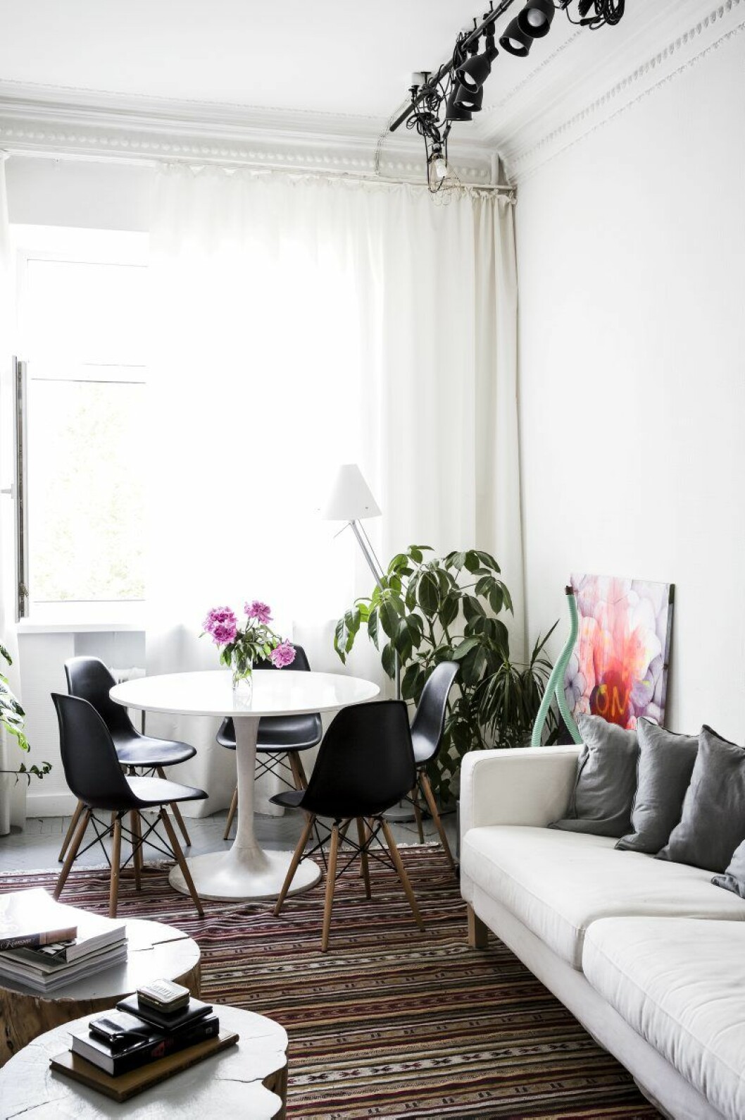 Paret ville ha den klassiska Eameskänslan runt matbordet. I taket hänger spotlights som kommer från Ikea och affären Merci i Paris. Ryskt designhem av Isabelle mcallister_2