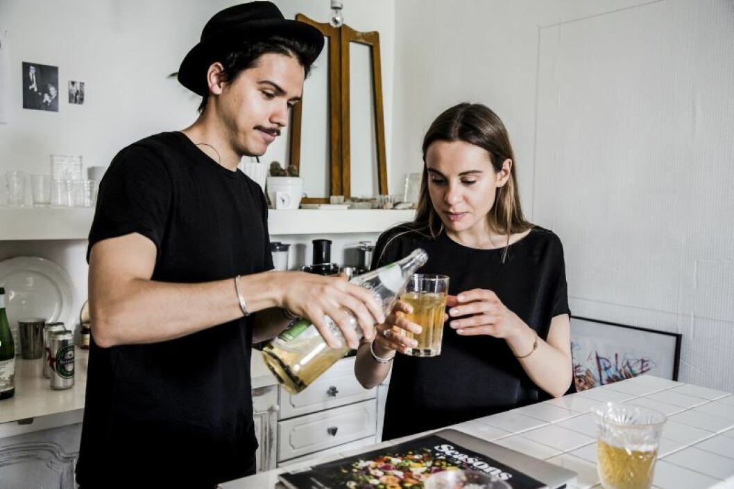 Harry och Marya bjuder på en Moskovitsi half & half. Ljust öl blandat med päronlemonad. Väldigt läskande. Ryskt designhem av Isabelle mcallister_6