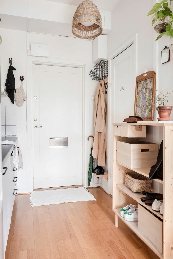 Låt väskorna som frekvent används förvaras inom räckhåll i enkla förvaringslådor. Foto: Anders Bergstedt för <a target="_blank" href="https://www.instagram.com/alvhem/">Alvhem</a> Stylist: Izard Höyer Mäklare: Louise Fredriksson. Så förvarar du dina handväskor på bästa sätt, använd förvaringslådor