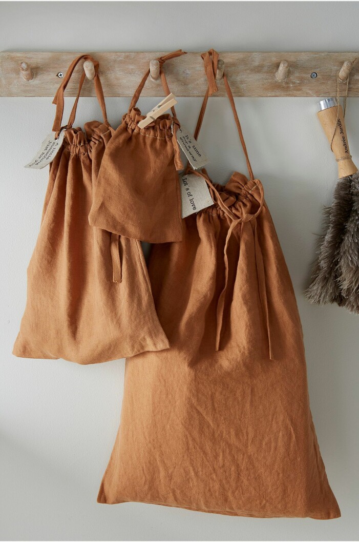 Undvik att förvara väskor i plast då materialet kan skada väskor, främst läderväskor, på sikt. Foto: Ellos Home. Så förvarar du dina handväskor, använd dustbag