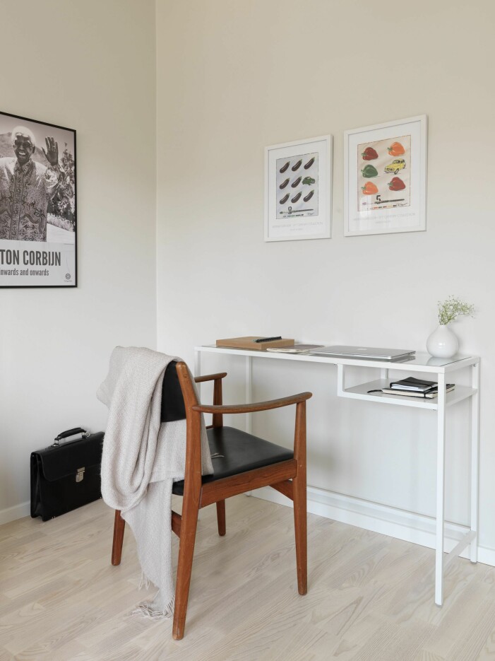 Står din väska ofta tom när den inte är i användning? Se till att fylla den för att bibehålla formen. Foto: Elin Sylwan för <a target="_blank" href="https://www.instagram.com/historiskahem/">Historiska Hem</a> Stylist: Thomas Lingsell Mäklare: Erica Lamberg. Så förvarar du din väska, fyll ut den