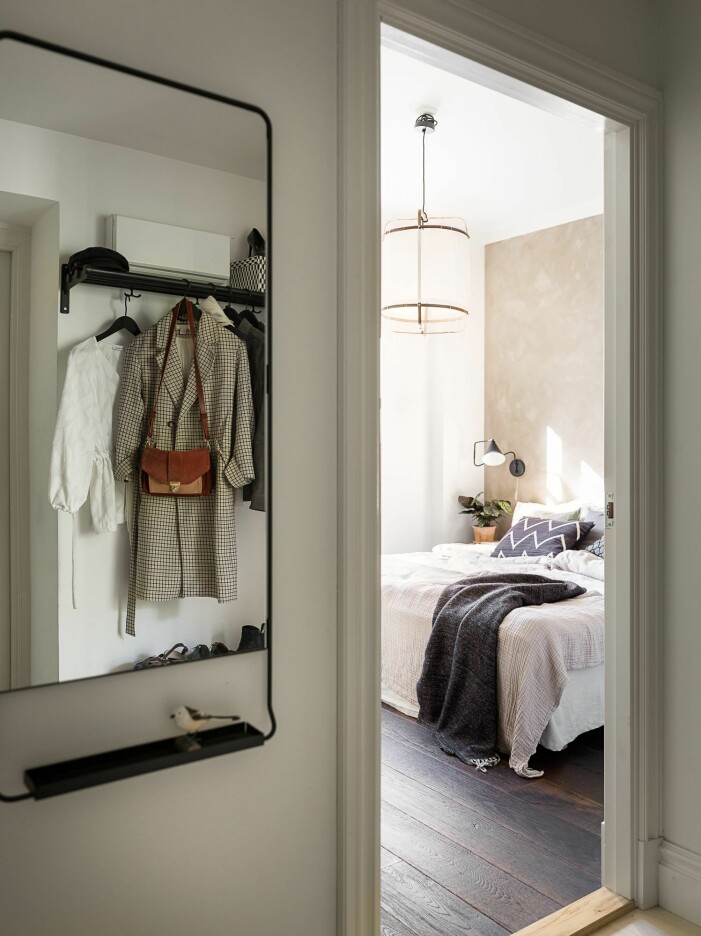Mindre väskor i tunnare material kan hängas på kroken utan några problem. Foto: Johan Spinnell för Historiska Hem Styling: Charlotte Lindholm Mäklare: Josefin Widman. Så förvarar du dina väskor på bästa sätt, häng upp på kroken