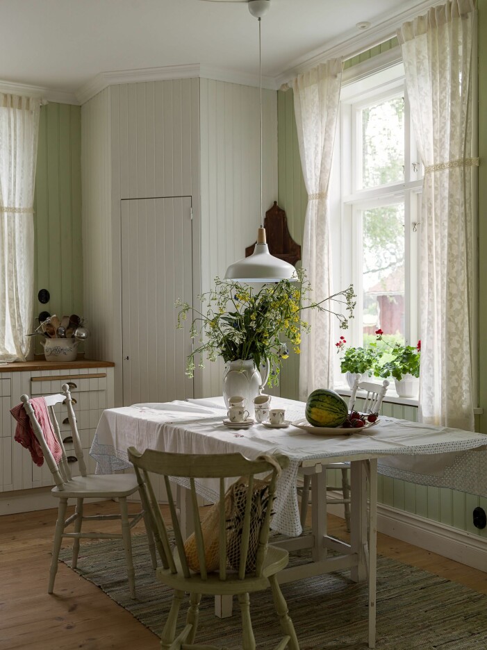 I sommar inspireras vi av drömmiga lantliga miljöer i alla hemmets rum, inte minst köket. Foto: Johan Spinnell för <a target="_blank" href="https://www.instagram.com/historiskahem/">Historiska Hem</a> Stylist: Copparstad Mäklare: Erika Lamberg och Adam Smith. Skapa sommarkänsla i köket med lantliga inslag