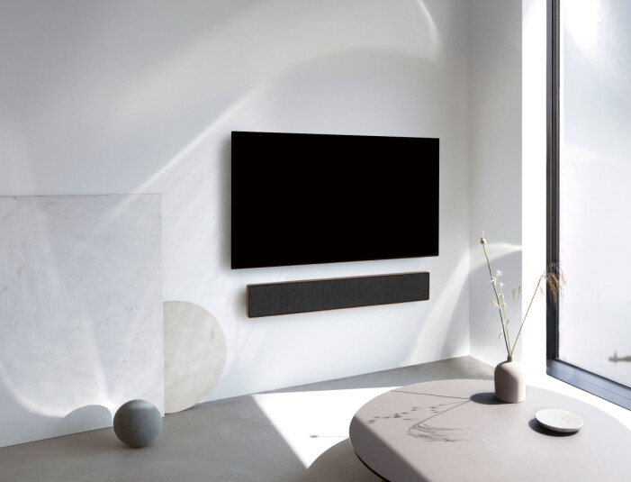 Skapa ett stilsäkert helhetsintryck samtidigt som du slipper sladdar genom att fästa tv:n på väggen. Foto: Bang & Olufsen. Så inreder du snyggt med din tv, soundbar från Bang & Olufsen