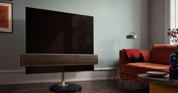 Få till en enhetlig känsla genom att låta din tv och en, eller flera, av rummets inredningsdetaljer följa samma tema. Foto: Bang & Olufsen. Så inreder du snyggt med din tv