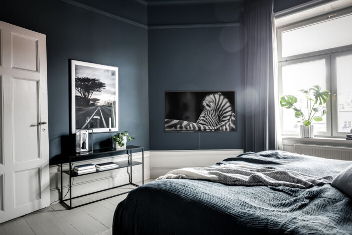 Tv eller tavla? Det nya trendiga är att tv:n förvandlas till en stilfull tavla eller ett modernt visuellt konstverk när den inte är i användning. Foto: Henrik Nero för Samsung. Snygg tv som även ser ut som en tavla från Samsung