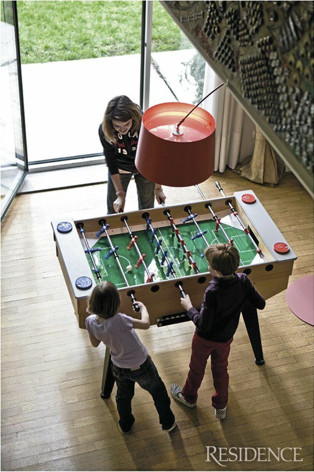 Sadlers egen lampa Twiggy i taket från lampserien som blivit populär även i Sverige, döpt efter fotomodellen för sin smala, strama och sobra design. Fotbollsspelet calciobalilla fångar hela familjen.