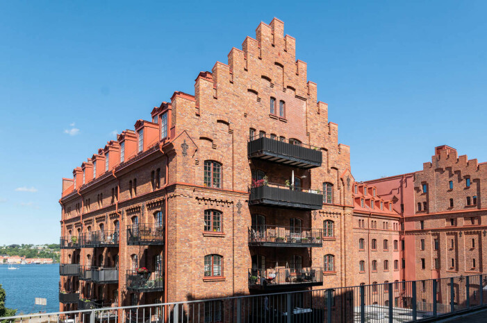 I den gamla byggnaden har det i många år varit kvarn. Saltsjöqvarn är ett välkänt landmärke vid Saltsjön. Etagelägenhet i Saltsjökvarn sex rum och balkong hus fasad