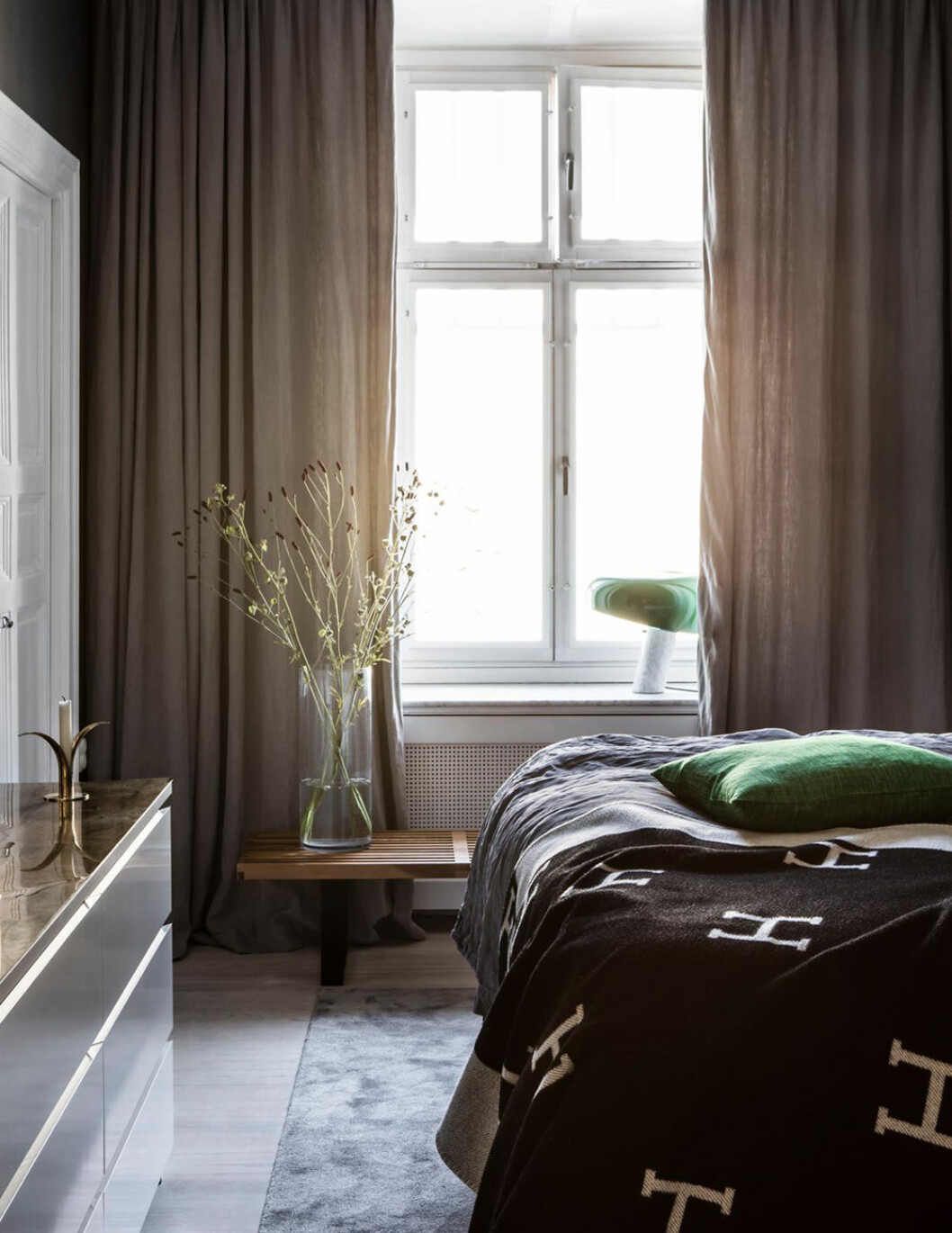 Camilla gillar när sovrum har en hotellkänsla. Pläd, Hermès. I fönstret lampan Snoopy, Achille och Pier Giacomo Castiglioni för Flos. säng