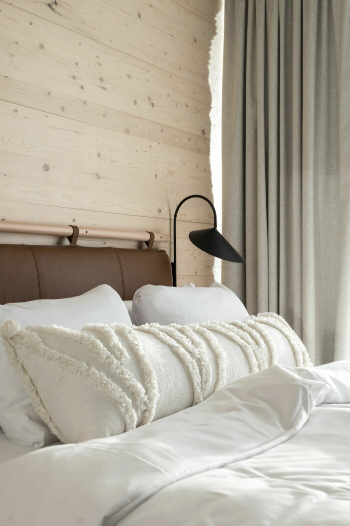 Stora delar av inredningen på hotellet står Caroline Chakraborty bakom tillsammans med byrån Skuggan. Säng i The Wood Hotel.