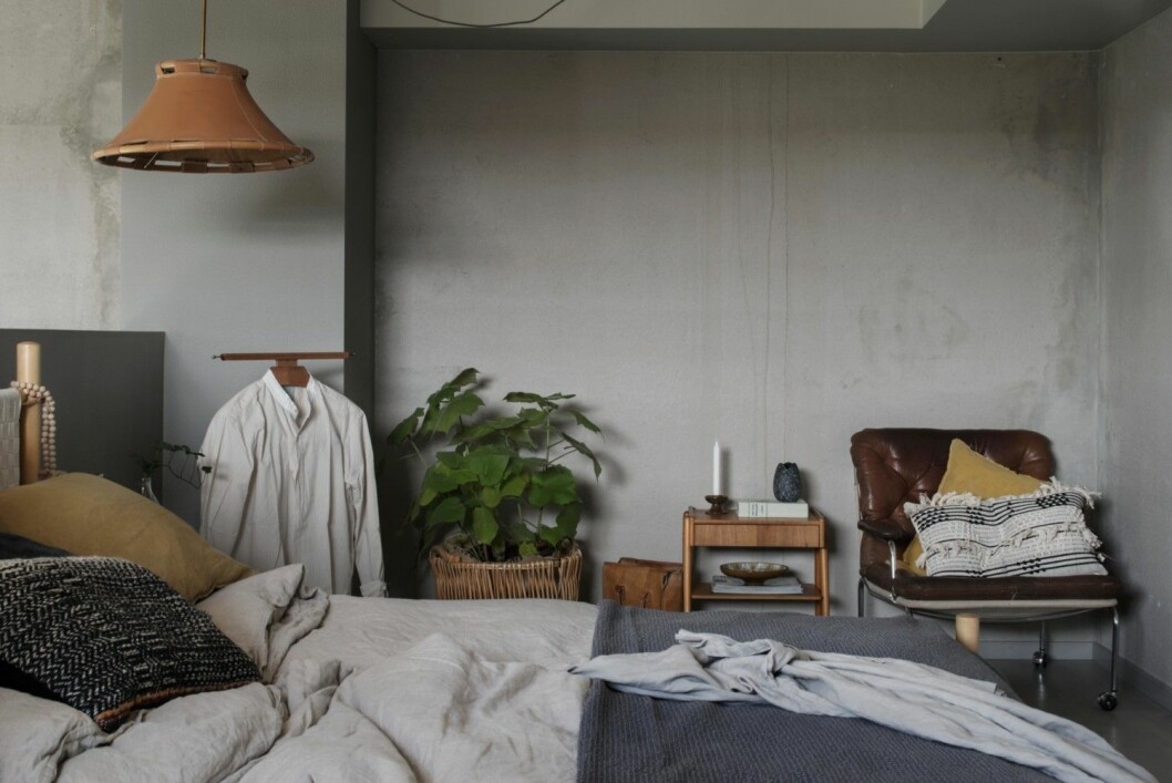 Sänggavel i ljus björk med flätad sadelgjord, köpt på Blocket, taklampa Ateljé Lyktan köpt på Brohjälpen, Falkenberg. Sängbord i teak från Easy Living, Göteborg, herrbetjänt i teak köpt på Fröjdlunds Antik, Limmared.