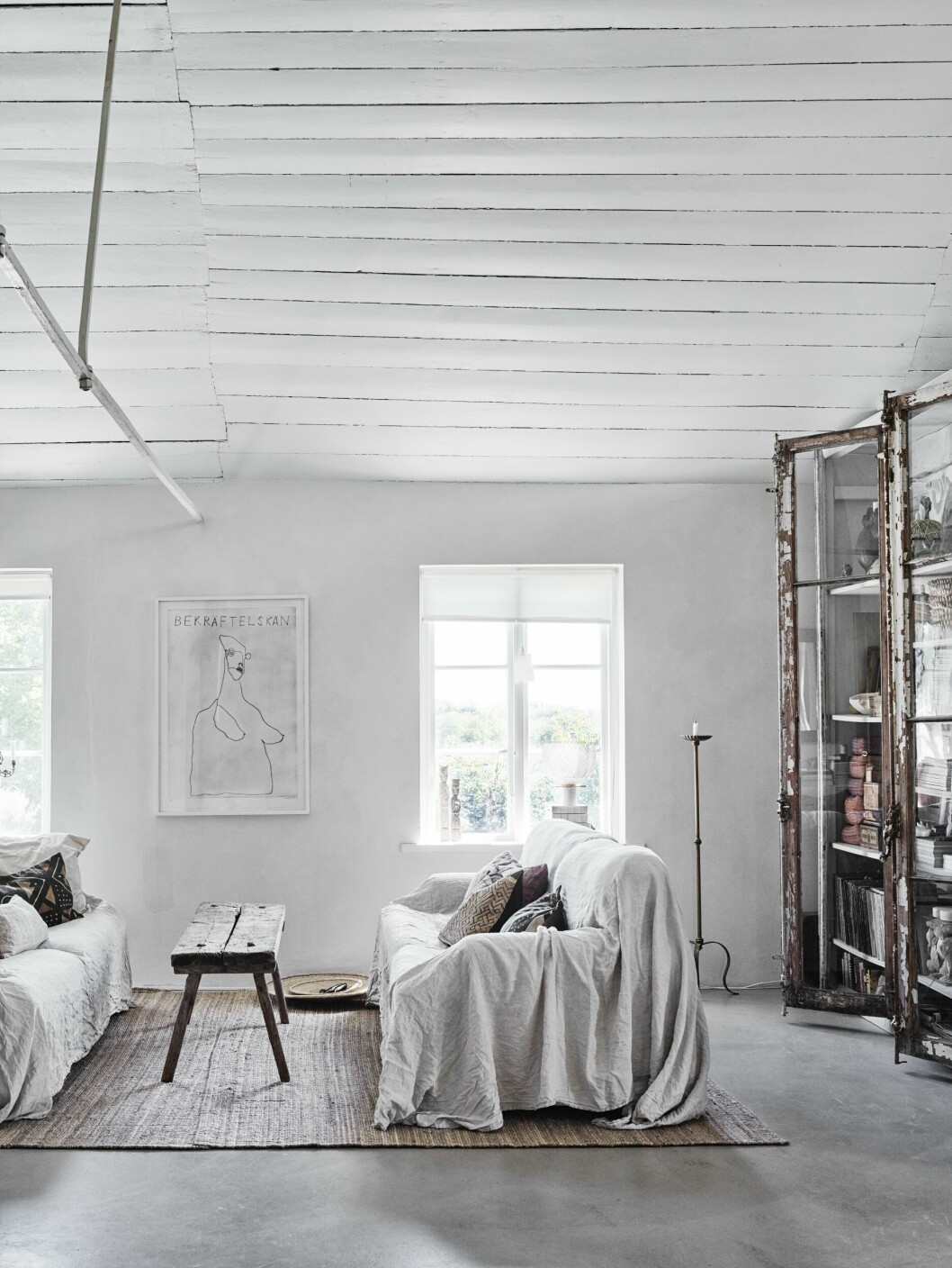 Vilsamt vardagsrum i skånelängan. Renovering blev en själslig resa där Sara fick arbeta med händerna på ett terapeutiskt sätt. Vilsamt vardagsrum i skånelängan.