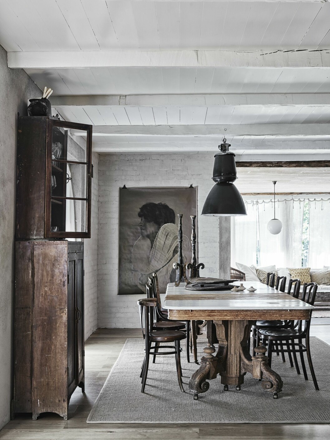 Köksbordet kommer från Magasin 36 och kan bli fyra meter långt. Stolarna har Sara samlat på sig från olika loppisar. Det stora fotot är av Lemholt N’ Bergman för Hotellet & co. Lampan kommer från Olsson & Jensen. Köksbordet kommer från Magasin 36