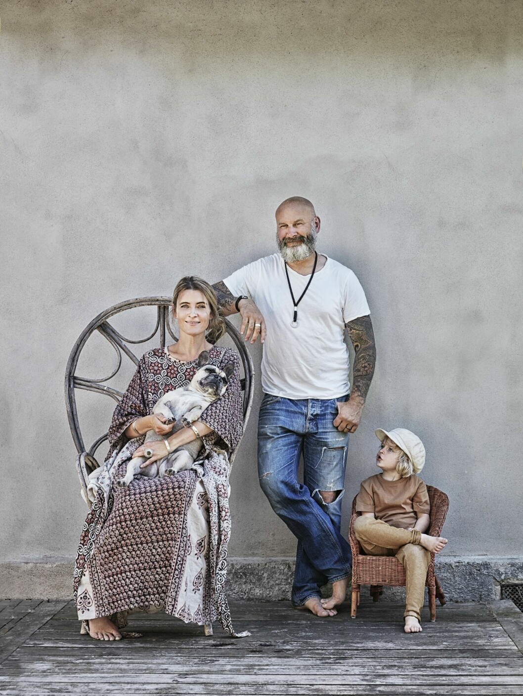 Sara, Patrik, sonen Ragnar och familjens franska bulldogg Kerstin. Stolen kommer från Blommor enligt Sara – en väns fantastiska blomsterbutik. Sara, Patrik, parets barn och en fransk bulldog Kerstin.