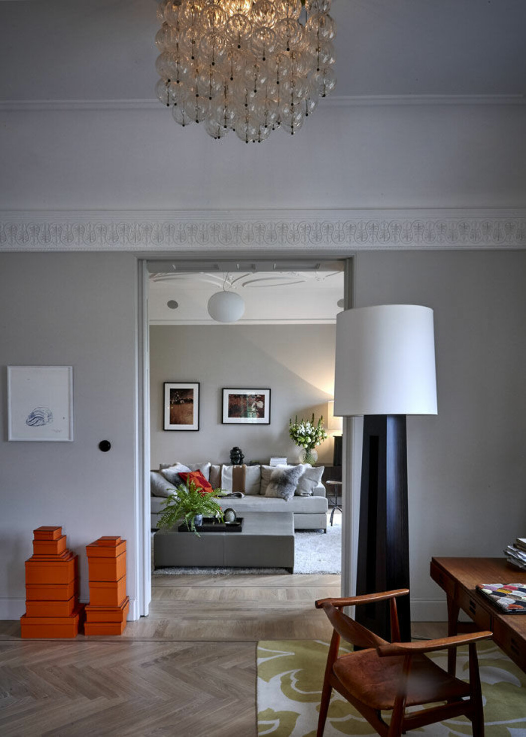 Skrivbord av Nanna Ditzel. Konst bröllopsgåva av Charlotte Gyllenhammar, askar Hermès, golvlampa Christian Liaigre. Matta från Marni, mönster av Rug company. Skrivbord av Nanna Ditzel. Konst bröllopsgåva av Charlotte Gyllenhammar, askar Hermès, golvlampa Christian Liaigre. Matta från Marni, mönster av Rug company.