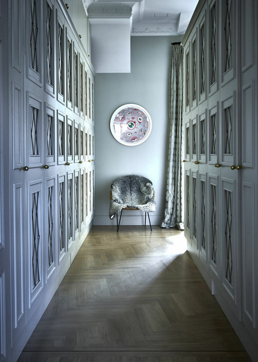 Nathalies walk-in closet har ritats av arkitekten Olle Rex med ett tiotal platsbyggda skåp, vart ett och välfyllt med designerplagg. Konst på väggen, Takashi Murakami. Fåtöljen är ett fynd från Bukowskis market. Nathalies walk-in closet har ritats av arkitekten Olle Rex med ett tiotal platsbyggda skåp, vart ett och välfyllt med designerplagg. Konst på väggen, Takashi Murakami. Fåtöljen är ett fynd från Bukowskis market.