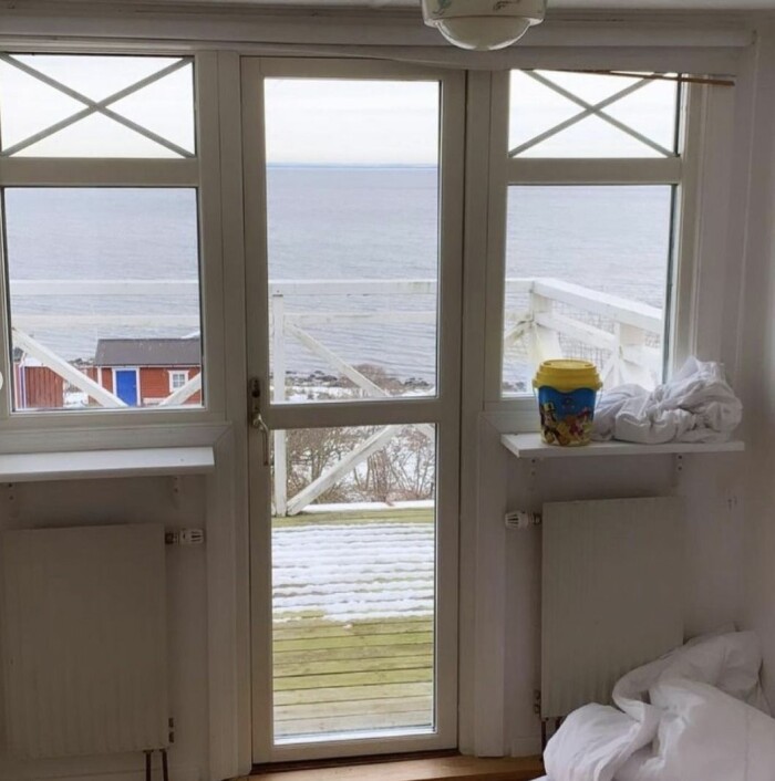 Det fixas och trixas i varje hörn. Altandörr hemma hos Måns Zelmerlöw och Ciara.