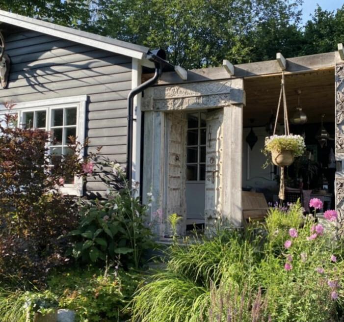 Murrigt med massa grönt och blomster. Carolina Gynning visar upp sin villa på Ekerö
