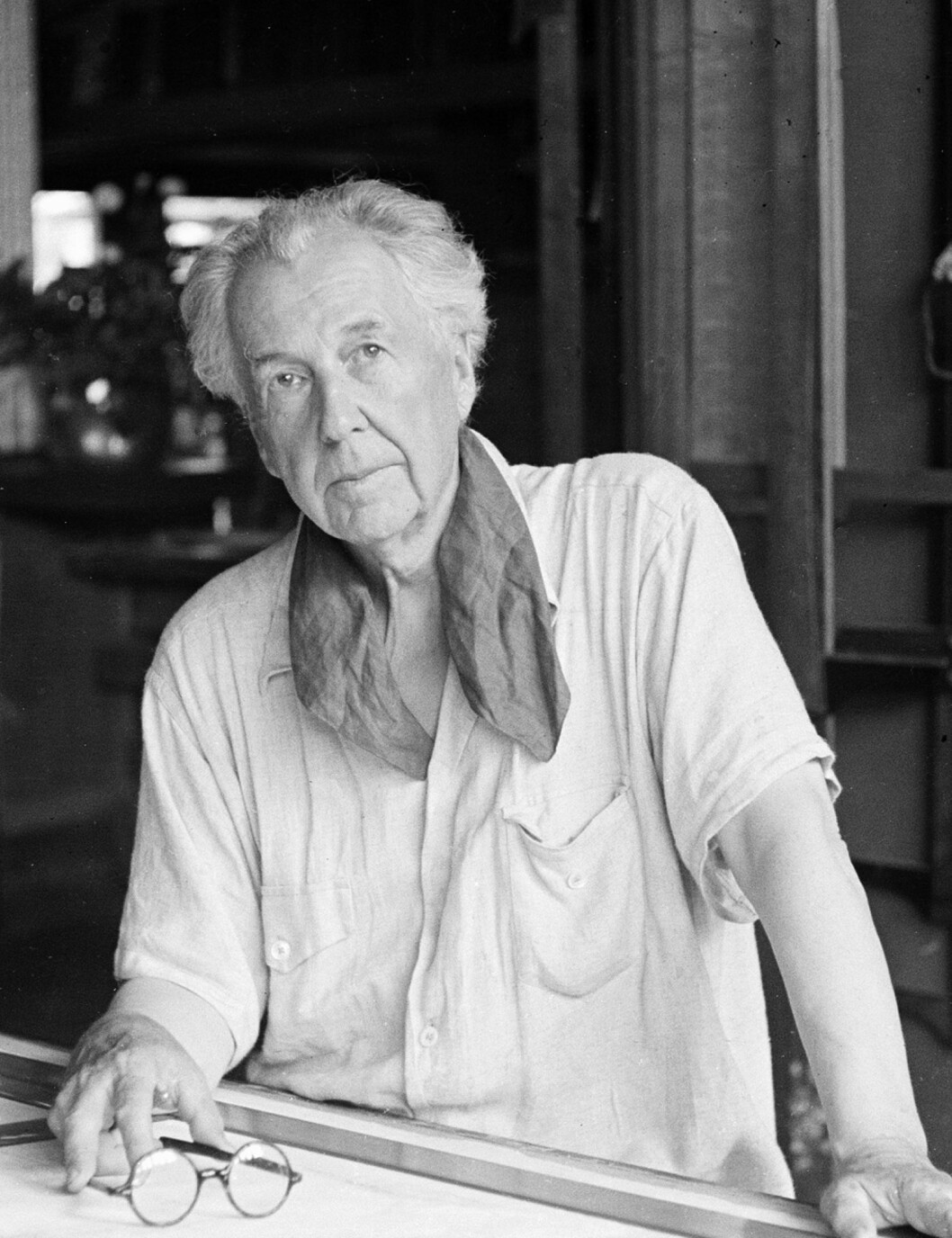 Porträtt av arkitekten från 1938. Frank Lloyd Wright i sin studio och bostad i Taliesin, Pheonix Arizona. Porträtt av arkitekten från 1938. Frank Lloyd Wright i sin studio och bostad i Taliesin, Pheonix Arizona.