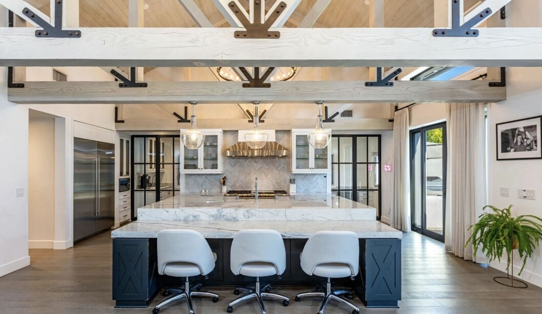 Kök med köksö och lågt barbord. Julie Bowen, skådespelerskan från Modern Family, har köpt lyxvilla i Los Angeles.
