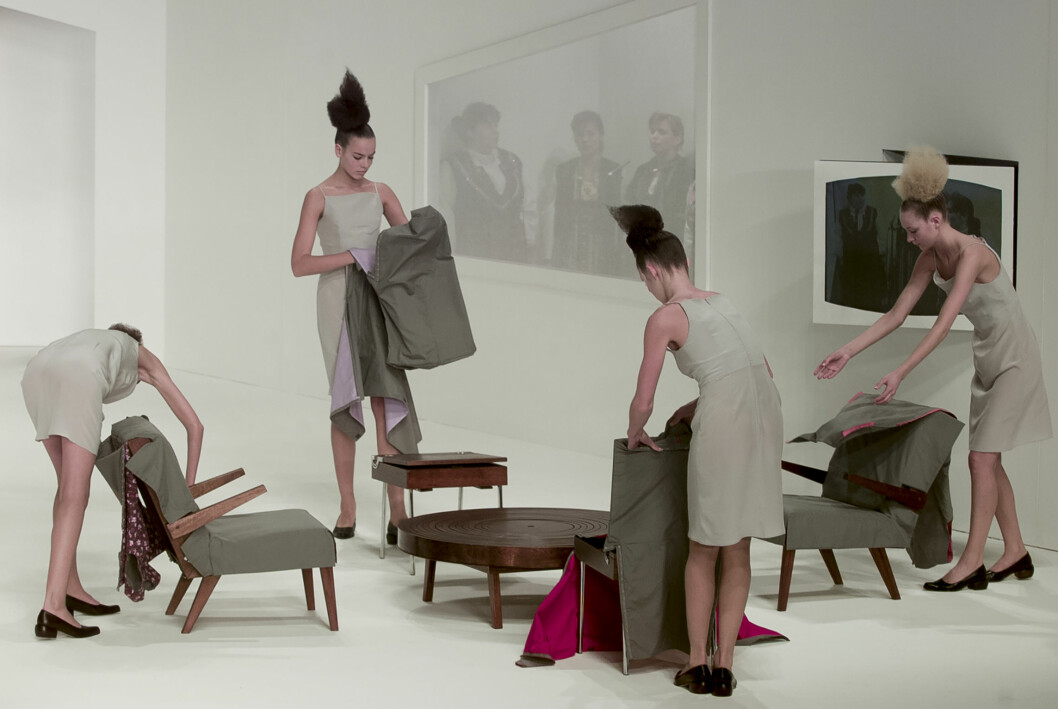 Foto: Alastair Grant/Associated Press/TT Hussein Chalayan Chair Dresses