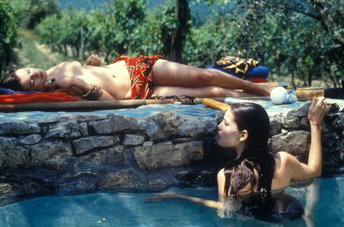 Liv Tyler och Rachel Weisz i en scen ur filmen Stealing Beauty. Liv Tyler och Rachel Weisz i en scen ur filmen Stealing Beauty.