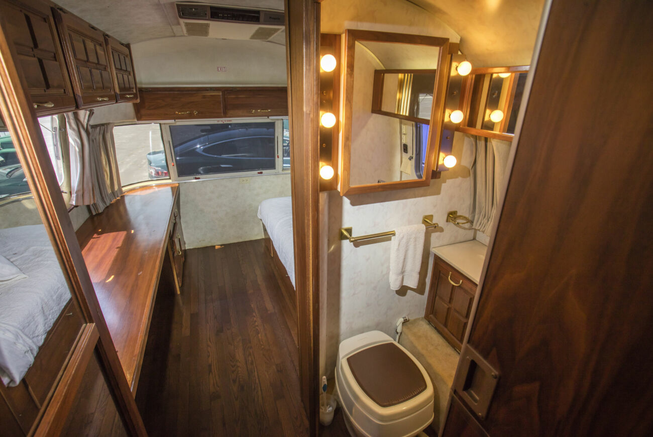 Tom Hanks husvagn sovrum och badrum.