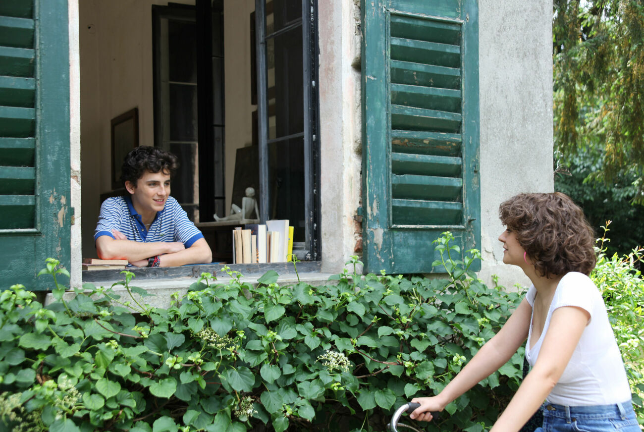 Elio, huvudrollskaraktären i filmen Call me by your name, kikar ut ur sitt sovrumsfönster i villan.