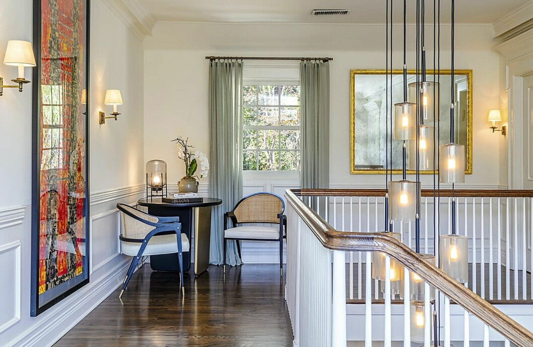 Hall som leder ned till markplan. Hall som leder ned till entréplan.