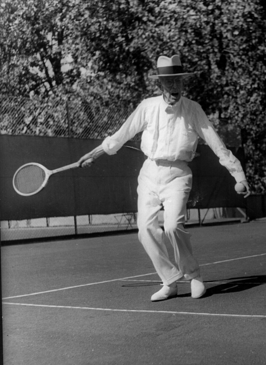 Gustav V spelar tennis 1945. Foto: Bonnierarkivet/TT<br><span style="font-size: 16px">Tenniskungen Gustav V var alltid oklanderligt klädd på banan. Om du också vill hålla stilen på courten i sommar är det förstås vitt som som gäller och detta racket blir pricken över i:et. </span>