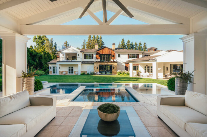 Poolhuset med utsikt över det stora huset. Foto: The Agency Poolhuset med utsikt över det stora huset.