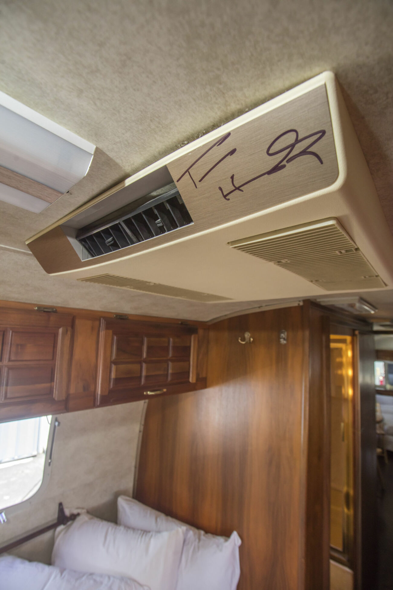 Tom Hanks har signerat sin husvagn av modellen 1992 Airline, som är till salu.