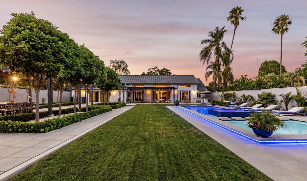 Poolområde med stora sociala ytor – perfekt för festliga tillställningar. Julie Bowen, skådespelerskan från Modern Family, har köpt lyxvilla i Los Angeles.